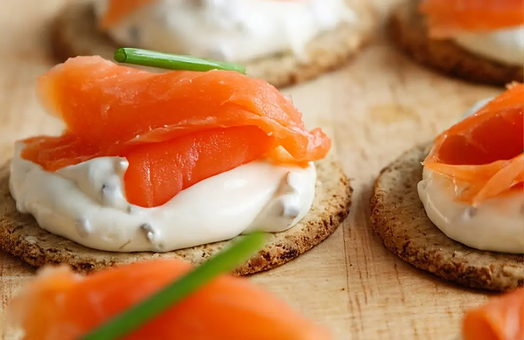 Canapés au saumon fumé et fromage frais pour un buffet traiteur à Marseille