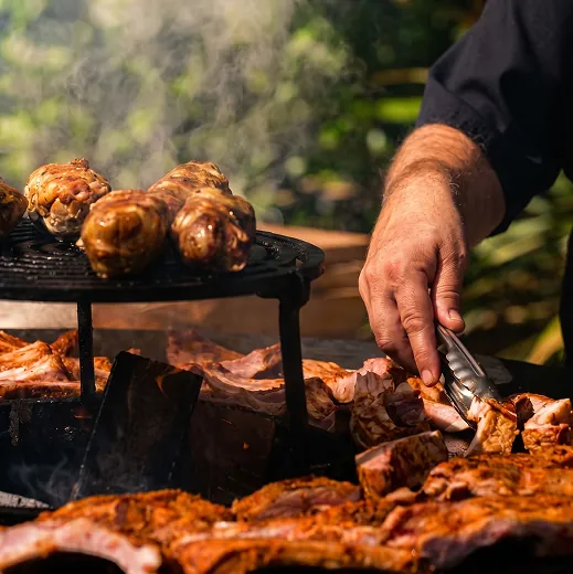 Cuisson de viandes au brasero chez Les Rois Maj à Meyreuil