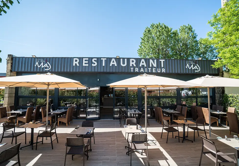 Façade et terrasse du restaurant Les Rois Maj à Meyreuil