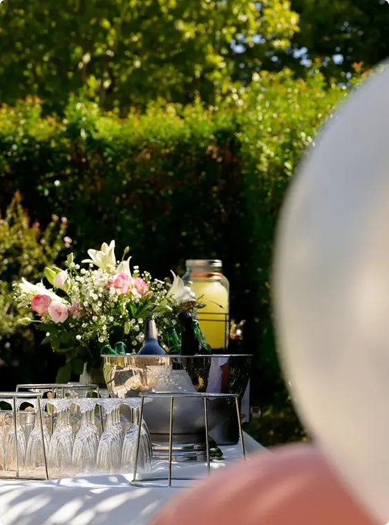 Grand cocktail du menu Melchior avec champagne et compositions florales en jardins