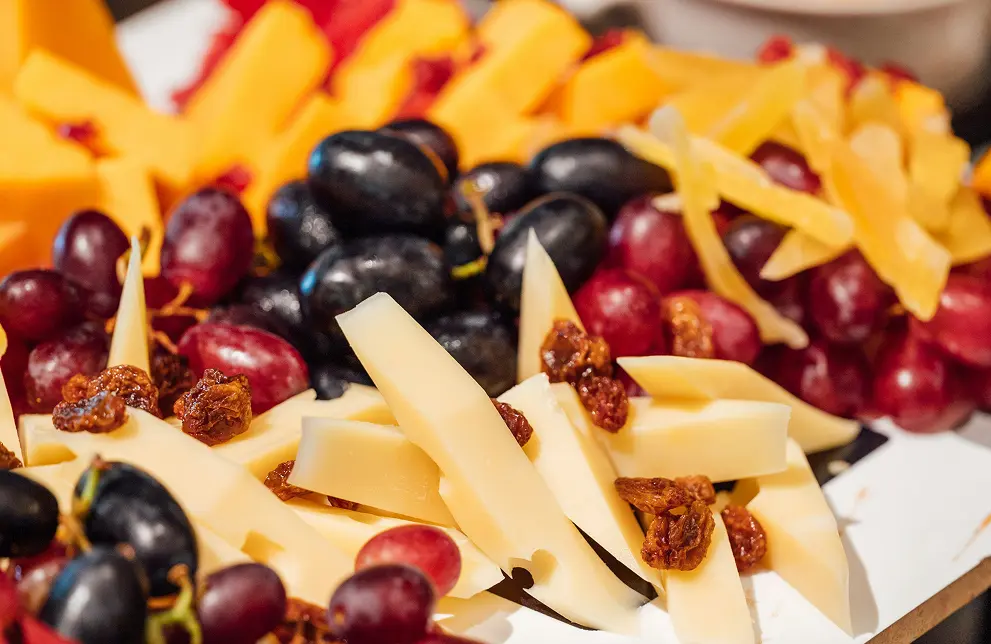 Plateau de fromages et raisins composé pour un buffet de cocktail traiteur à Aix-en-Provence