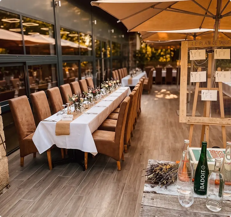 Repas assis du menu Balthazar dressé sous les parasols en Provence
