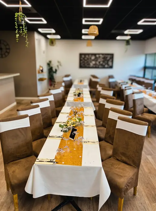 Salle de réception dressée pour un événement avec buffet aux Rois Maj à Meyreuil