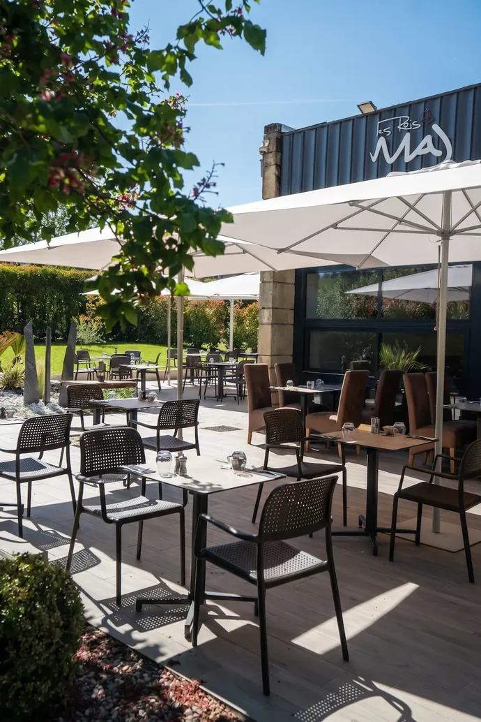 Terrasse et façade du restaurant Les Rois Maj à Meyreuil