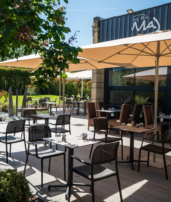 Terrasse et façade du restaurant Les Rois Maj à Meyreuil