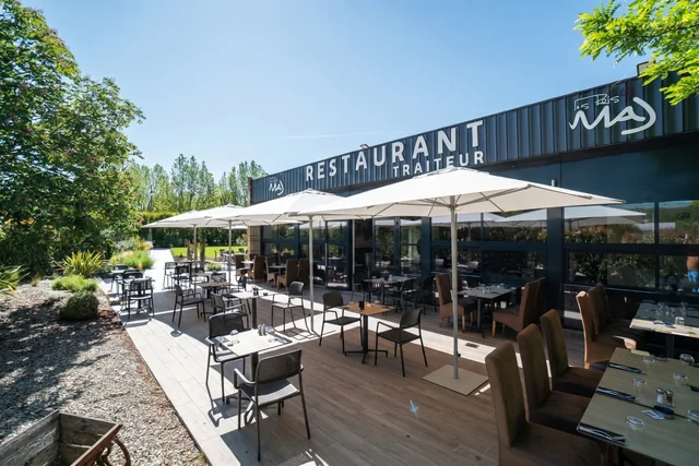 Terrasse et façade du restaurant Les Rois Maj à Meyreuil